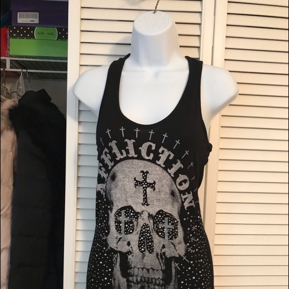 Casual graphic black top with sequins